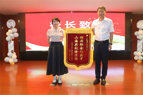 14家委会赠送锦旗.JPG 14家委会赠送锦旗.JPG